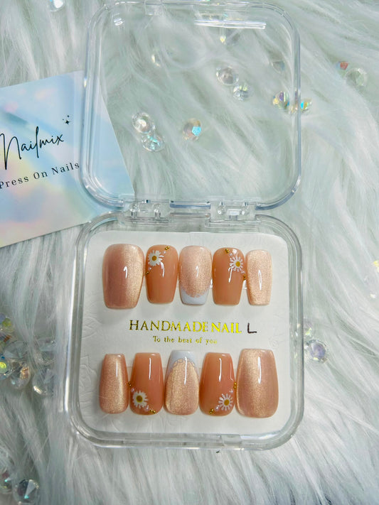Daisy Chain Nails